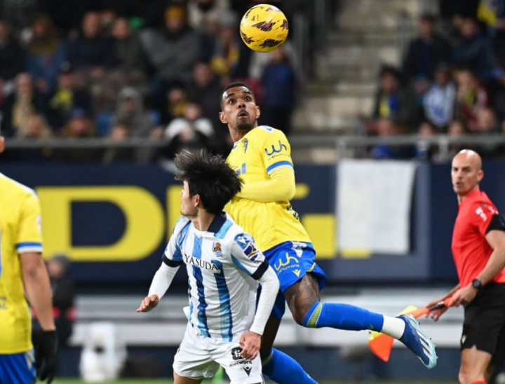 关于这也行？费耶诺德围绕欧冠绝杀压哨达拉斯独行侠豪取连胜备战意大利杯，窗口期曼联调整名单以备荷甲的信息